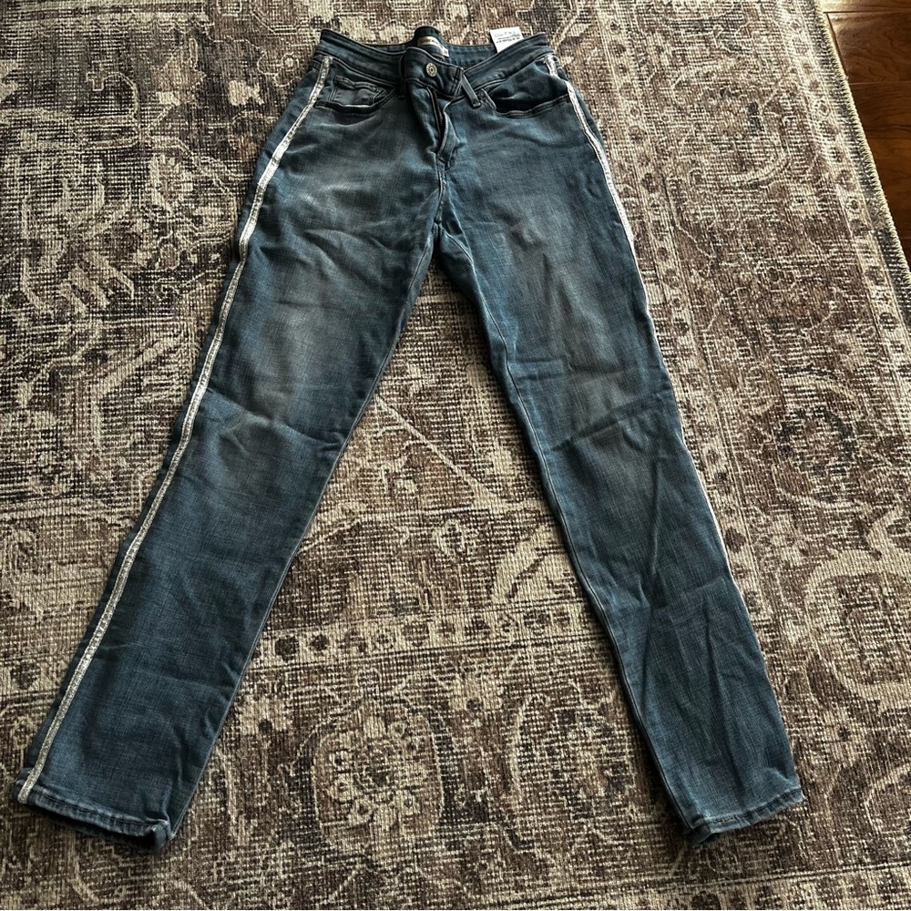 Levi’s classic mid rise skinny 28 light wash silver side stripe like new